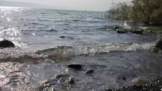 海浪撞击海岸附近的岩石视频素材模板下载