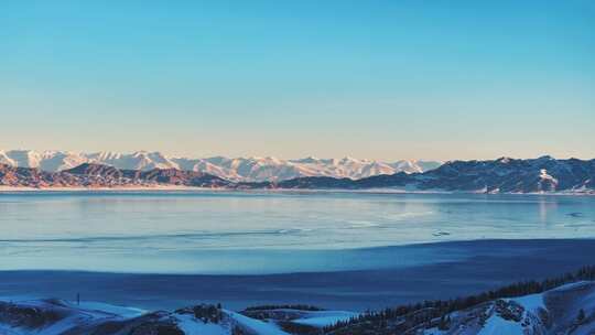 新疆伊犁博州赛里木湖冬季雪山航拍壮观风景