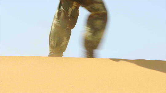 特种兵在沙漠沙地中行走 脚步腿部特写 组镜