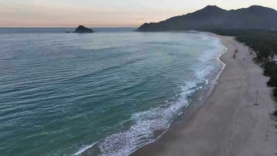 夕阳下的深圳西涌海岸线、沙滩海浪浪花航拍