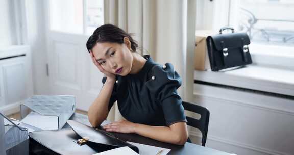 女人把头靠在手上