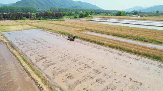 乡村农田机械耕地航拍