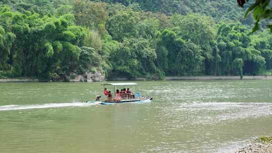 桂林漓江上的竹筏划过江面