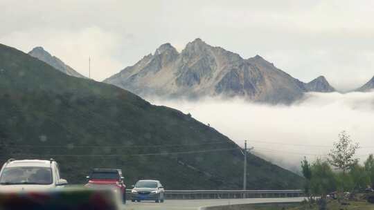 自驾游川藏线318国道折多山路段云雾风光