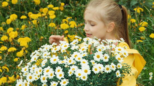 女孩开心的数着花束的花朵视频素材模板下载