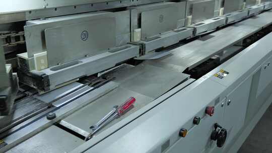 印刷厂里纸张运输裁剪流水线设备8视频素材模板下载