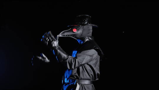 戴着乌鸦面具手舞足蹈的漫画人视频素材模板下载