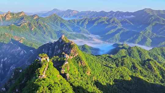 夏季早晨阳光下青山云海长城风光