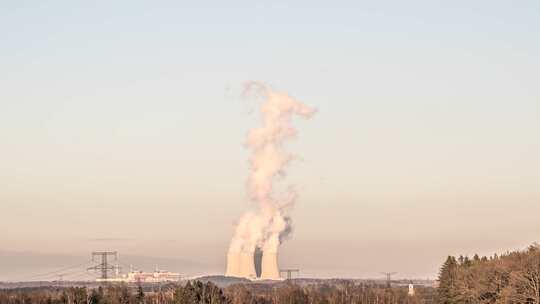 蒸汽在泰梅林发电厂的烟囱上上升。
