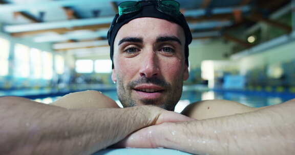 专业游泳运动员在空游泳池，健康，力量和激