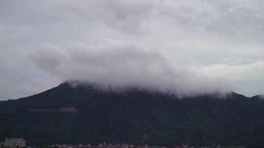 小镇阴天下雨天乌云天空山云雾流动雾气雨后视频素材模板下载