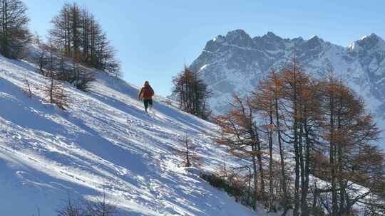 实拍登雪山画面