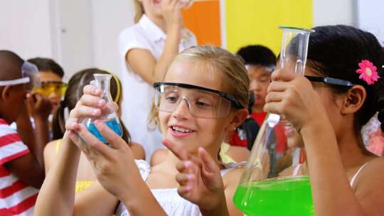 孩子们在做化学实验视频素材模板下载