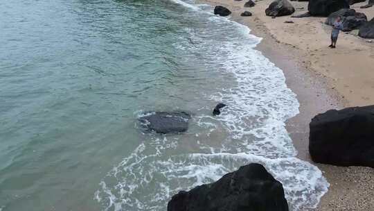 大海滩上的海浪视频