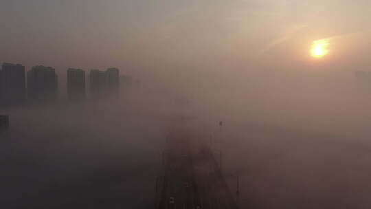 太阳升起的阴霾中的新城。
