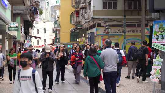 行走在澳门街头行人走路第一视角澳门街道