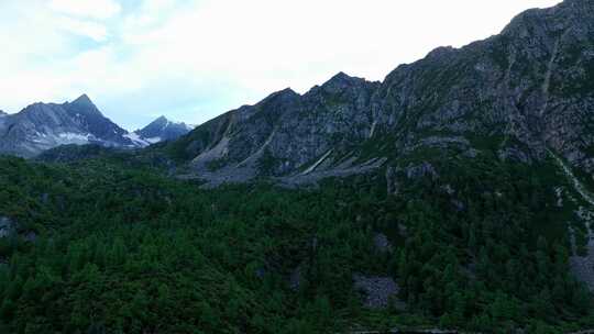 航拍四川甘孜党岭山脉雪山群峰风光