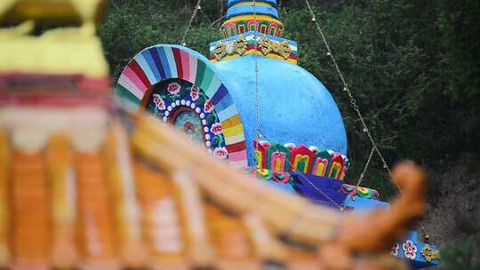 山坡上的寺院建筑