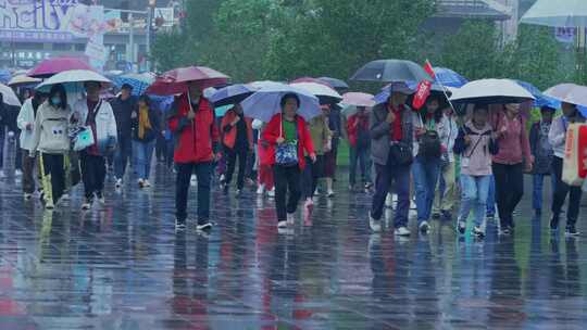 重庆磁器口古镇雨景游客