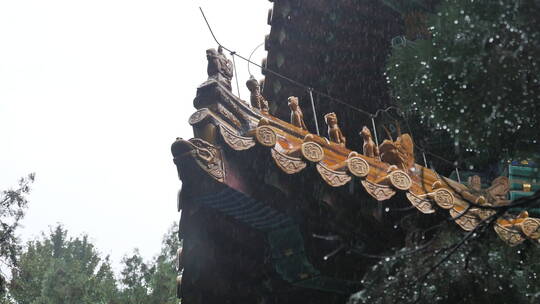 秋季下雨中岱庙古迹古建筑屋檐滴水雨中景色