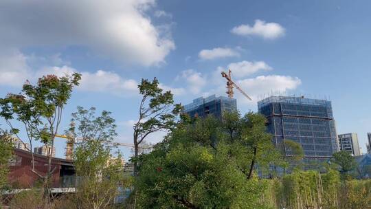 公园绿植蓝天白云塔吊建筑工地建筑高楼施工