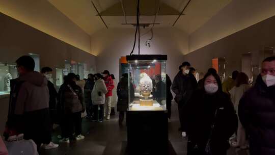 西安博物馆佛像看展的人佛头视频素材模板下载