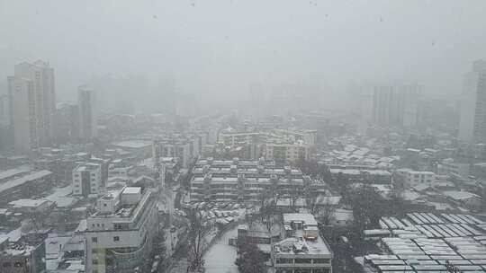 冬天城市下雪