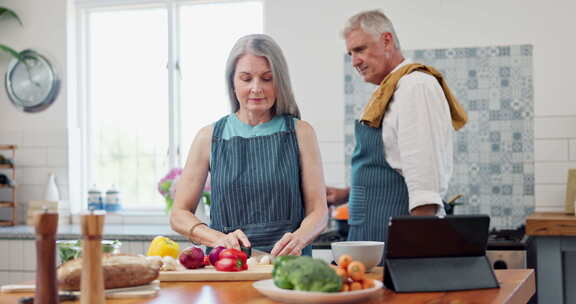 老夫妇，拥抱和厨房烹饪或食物食谱，柜台上