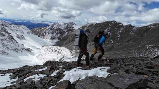 攀登四川岷山山脉主峰雪宝顶雪峰的登山队