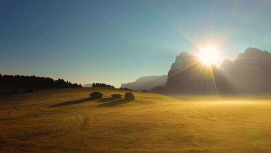 意大利博尔扎诺省康帕奇奥山谷的秋晨和明亮的薄雾日出