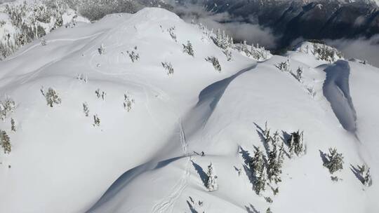 雪山顶上的滑雪者