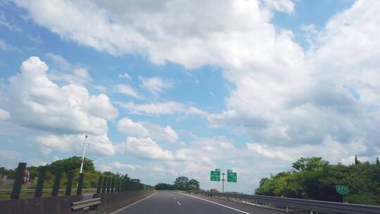 高速行驶在高速公路上的汽车驾驶第一视角