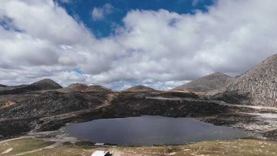 高山湖泊自然风光全景