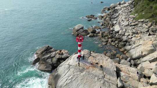 航拍海岸线上的灯塔 礁石 海浪视频素材模板下载