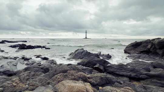 大海边的岩石海浪