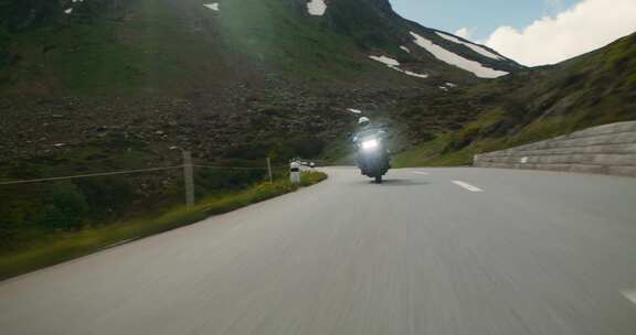 大排量摩托车山路巡航