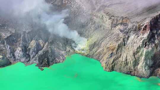 印尼东爪哇伊真火山口湖冒浓烟的硫磺矿