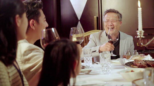 幸福家庭在餐厅聚餐视频素材模板下载