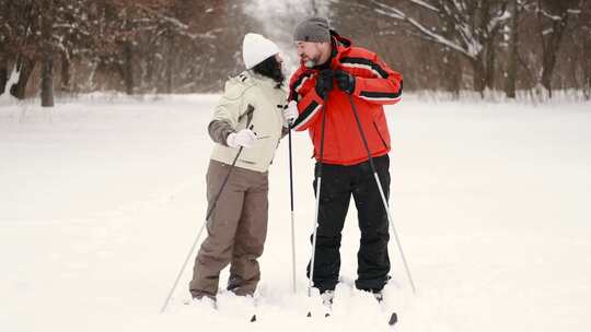 深情的一对滑雪者在户外接吻