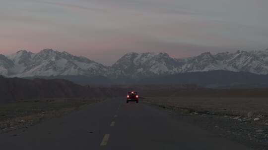 经典航拍跟车安吉海峡谷雪山晚霞