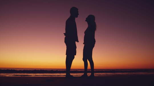 夕阳下海边男子给女子求婚
