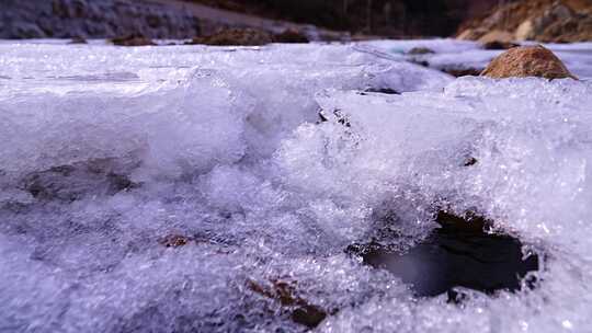 初春 冰雪融化 解冻 冰层 流水 融冰 河流