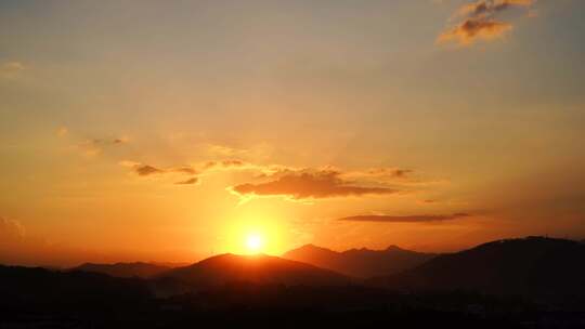 山峰日出延时太阳升起远山群山温暖阳光风景