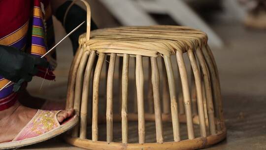 少数民族制作传统编织鼓凳