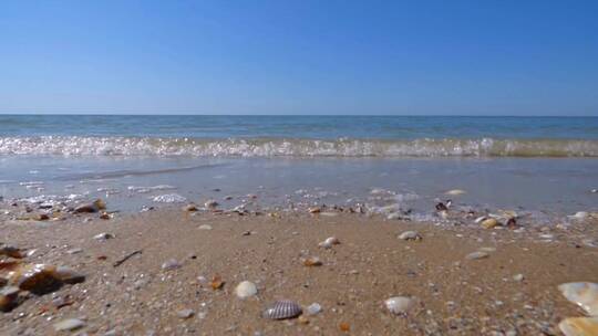 海水冲击着岸边的石头
