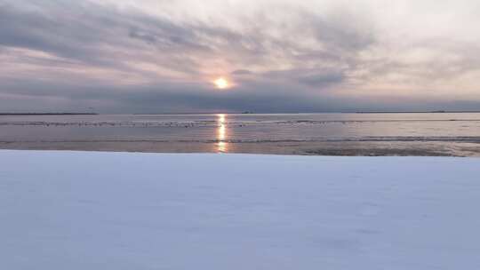 雪后海边日出的壮丽景象