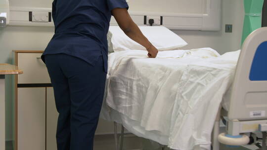 医务人员在医院铺床视频素材模板下载