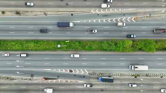 多车道高速公路的鸟瞰图。