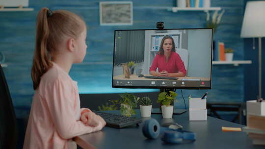 小女孩使用视频通话与老师进行在线远程课程视频素材模板下载