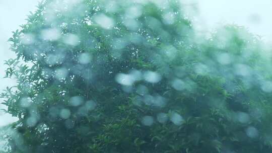 车窗上的雨水雨季悲伤城市生活